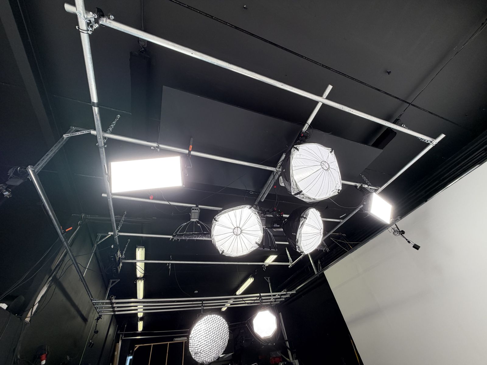 Hreyfanlega ljósagridið á brautum með softboxum og ljósaplötum